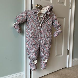 Baby gap snow suit size 6-12 months